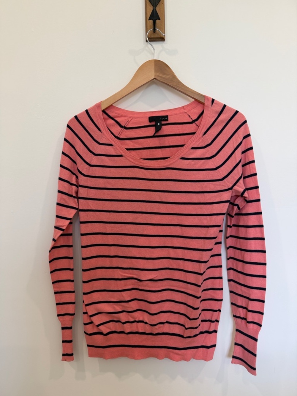 🧡💙 Aqua Fitted Coral & Navy Striped Sweatshirt
Size Medium